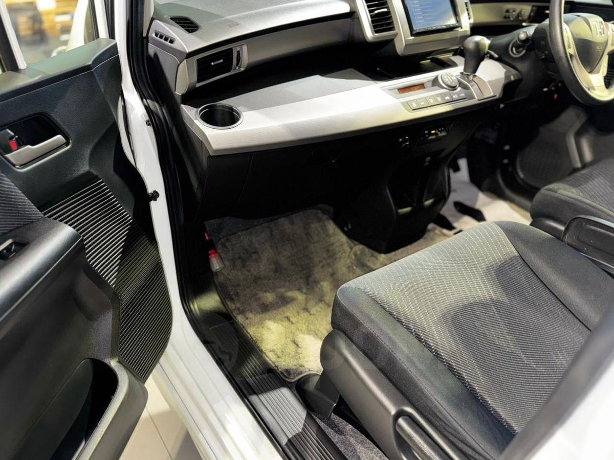 К105353 Honda Freed Hybrid 2013 GP3-3000064